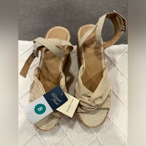 NWT - UNIVERSAL THREAD WEDGES